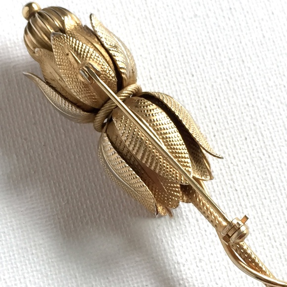 Vintage Goldtone Lotus Flower Brooch - Picture 4 of 8